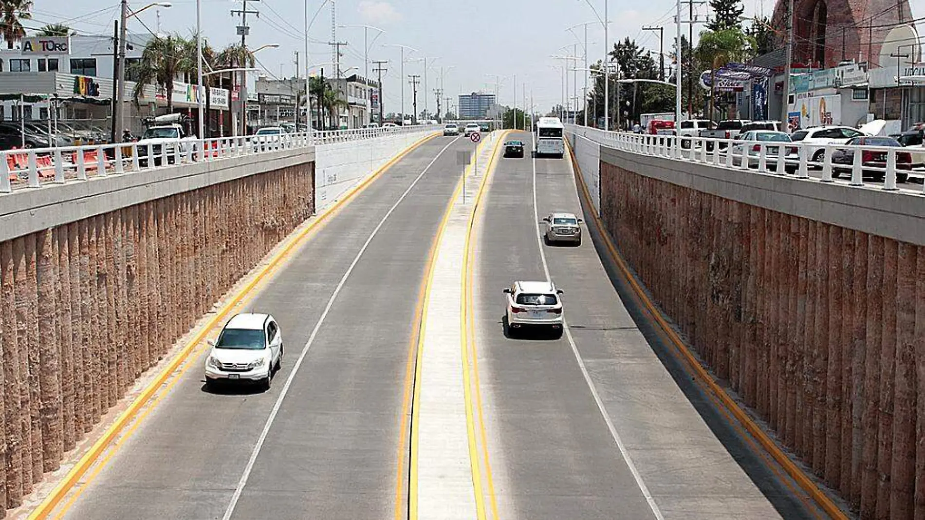 Autos transitando en puente vehicular